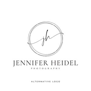 Puede incluir: Logotipo en blanco y negro con las iniciales "jh" en una fuente manuscrita dentro de un c&iacute;rculo. El texto "Jennifer Heidel Photography" est&aacute; debajo del c&iacute;rculo y el texto "Alternative Logo" est&aacute; debajo de ese.