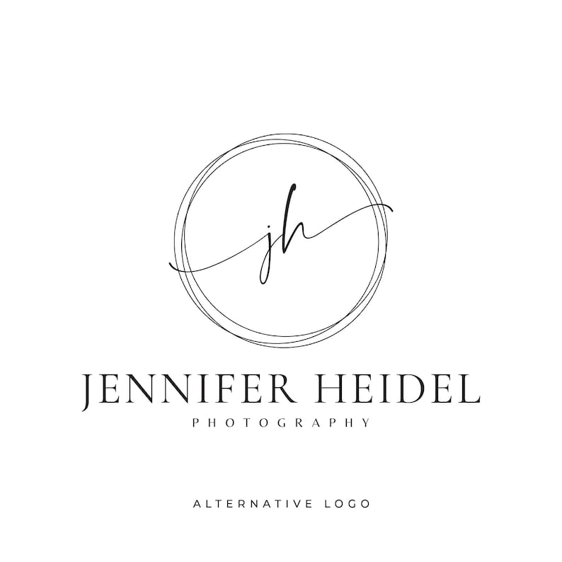 Puede incluir: Logotipo en blanco y negro con las iniciales "jh" en una fuente manuscrita dentro de un c&iacute;rculo. El texto "Jennifer Heidel Photography" est&aacute; debajo del c&iacute;rculo y el texto "Alternative Logo" est&aacute; debajo de ese.
