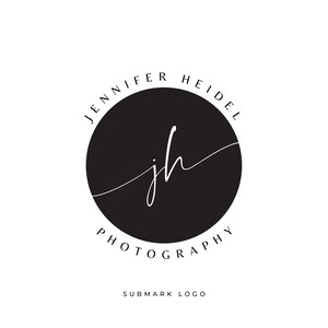 Puede incluir: Logotipo en blanco y negro con las iniciales "jh" en un c&iacute;rculo y el texto "Jennifer Heidel Photography" alrededor del c&iacute;rculo.