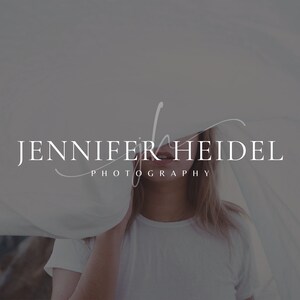 Puede incluir: Una mujer con el pelo largo y rubio est&aacute; parcialmente oculta por una tela blanca. El texto "Jennifer Heide Photography" es visible en la imagen.