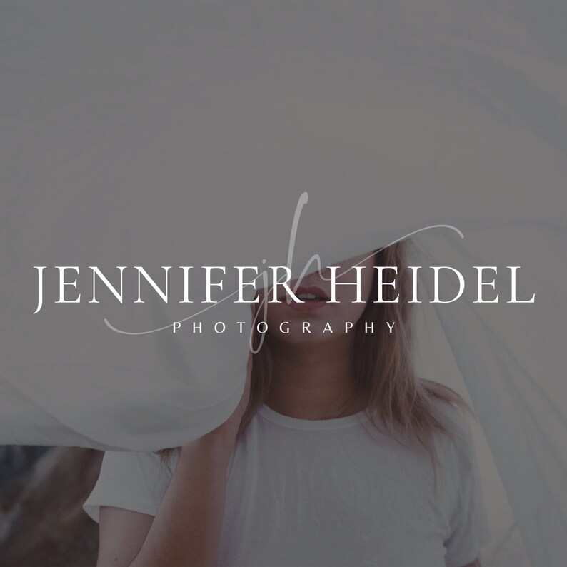 Puede incluir: Una mujer con el pelo largo y rubio est&aacute; parcialmente oculta por una tela blanca. El texto "Jennifer Heide Photography" es visible en la imagen.