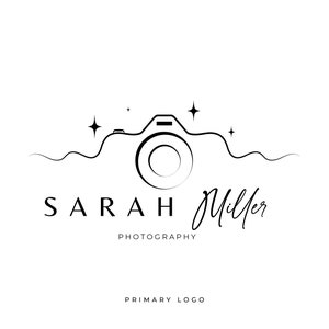 Può includere: Logo in bianco e nero per Sarah Miller Photography. Il logo presenta una fotocamera stilizzata con stelle e una firma a mano.