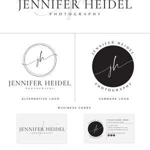 Puede incluir: Un dise&ntilde;o de logotipo en blanco y negro para un negocio de fotograf&iacute;a llamado "Jennifer Heidel Photography". El logotipo presenta un "jh" escrito a mano dentro de un c&iacute;rculo. El logotipo se muestra en tres variaciones: un logotipo principal con el nombre completo del negocio, un logotipo alternativo con las iniciales escritas a mano en un c&iacute;rculo y un logotipo secundario con las iniciales escritas a mano en un c&iacute;rculo negro.