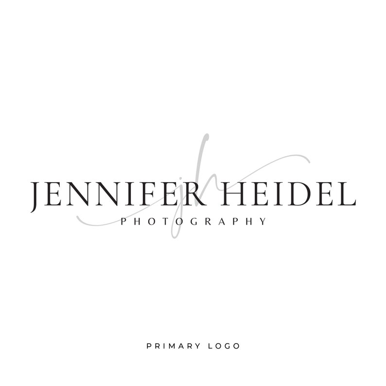 Puede incluir: Logotipo en blanco y negro para Jennifer Heide Photography. El logotipo presenta el nombre "Jennifer Heide" en una fuente simple con la palabra "Photography" debajo en una fuente m&aacute;s peque&ntilde;a. Una firma estilizada est&aacute; por encima del nombre.