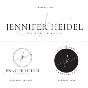 Puede incluir: Un dise&ntilde;o de logotipo en blanco y negro para un negocio de fotograf&iacute;a. El logotipo presenta las iniciales "jh" en un estilo de escritura a mano, rodeado de un c&iacute;rculo. El texto "Jennifer Heidel Photography" se muestra debajo del c&iacute;rculo.