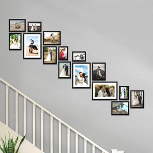 Puede incluir: Una galería de pared de marcos de fotos negros con fotos de boda dispuestas en forma de escalera. Las fotos muestran a una pareja en varias poses y ubicaciones.