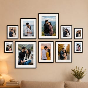 Könnte beinhalten: Eine Galerie-Wandgestaltung bestehend aus zehn schwarzen rechteckigen Bilderrahmen mit weißem Passepartout, die jeweils ein Foto eines Paares in verschiedenen Außenumgebungen enthalten und symmetrisch an einer beigen Wand angeordnet sind.
