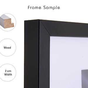 Peut inclure: Un cadre photo en bois noir avec une bordure de 2 cm de large. Le cadre est en bois et a un design simple et moderne.