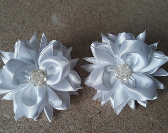 Set van 2 bloem haar clips, witte stof bloem, kanzashi stof bloem, cadeau voor klein meisje