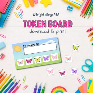 Puede incluir: Un tablero de fichas rectangular con un fondo de cielo azul y hierba verde, que presenta un icono de sol, el texto "I'm working for" y cinco cuadrados vacíos. Incluye varias fichas cuadradas pequeñas con ilustraciones de mariposas.