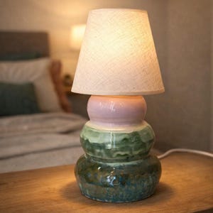 Lampe de table en céramique émaillée verte – Pièce unique, tournée à la main, avec abat-jour naturel.