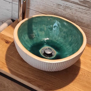 Lavabo artesanal de cerámica turquesa: hecho a mano, ecológico, con un diseño inspirado en la naturaleza. Un detalle único para el baño, decoración orgánica para el baño.