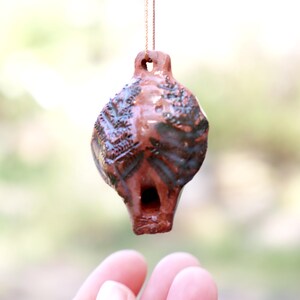 Klein keramisch Ocarina-fluitje met varenontwerp, uniek klei-instrument, keramische pijp met magisch geluid