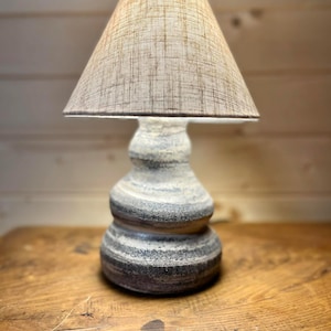 Lampada da tavolo in ceramica effetto marmo realizzata a mano - Pezzo artigianale unico nel suo genere con paralume da 22 cm, base tornita a mano