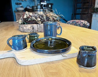 Handgefertigtes Keramik-Kaffeeset, elegantes blaues und grünes Geschirr mit Tassen, Tellern und Milchkännchen, perfektes Geschenk oder Geschirr für Kaffeeliebhaber
