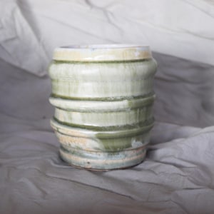 Fassbecher, perfekt für Kaffee, Tee und mehr! Keramiktasse, bemalte Tasse, handgefertigt, für Tee, für Kaffee, als Geschenk, für Mutter, Porzellan