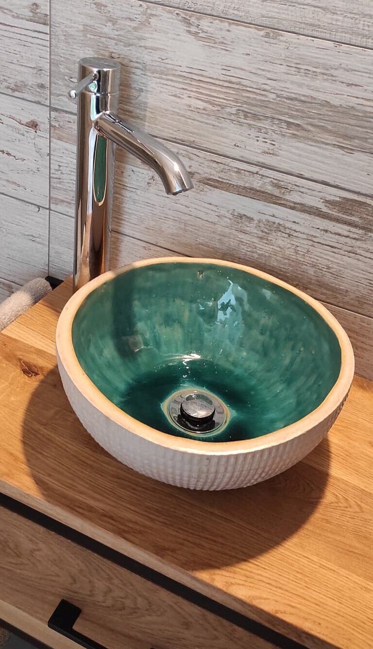 Türkises Keramikwaschbecken – handgefertigt, umweltfreundlich, naturinspiriertes Design. Einzigartiger Badezimmer-Akzent, Bio-Badezimmerdekor, Waschbecken