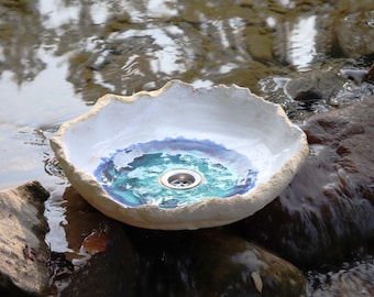 Weiße Muschel: Keramikwaschbecken mit einem Hauch von Türkis, inspiriert von Natur und Meer, Aufsatzwaschbecken, Ton