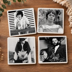 Könnte beinhalten: Ein Set aus vier quadratischen Untersetzern mit schwarz-weißen Porträtfotos der vier Mitglieder der Beatles, die jeweils mit einer Katze abgebildet sind. Die Untersetzer sind in einem zwei-mal-zwei Raster angeordnet.