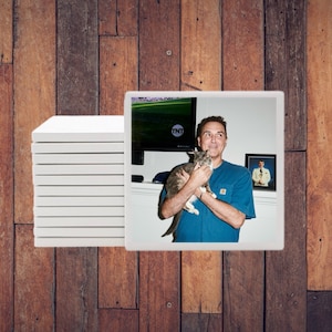 Posavasos de cerámica o calcomanía de vinilo de Norm Macdonald + Cat