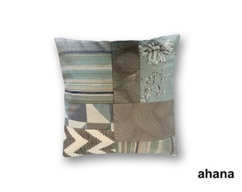 Könnte beinhalten: Ein Patchwork-Kissen mit einem Blumendesign in Blautönen, Braun und Weiß.