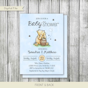 Pu&ograve; includere: Un invito a una festa di benvenuto per il bambino a tema Winnie the Pooh con uno sfondo blu e un effetto acquerello. L'invito presenta Winnie the Pooh che tiene un barattolo di miele con le api che volano intorno a lui. Il testo sull'invito recita "Join us for a Baby Shower Honoring Sandra & Matthew Sunday, August 20 Sunday, August The Cove Center 122000 Prince Lane, Pembroke, FL 33141 RSVP to Samantha at (786)888-1212 Registered at Buy Buy Baby & Target"