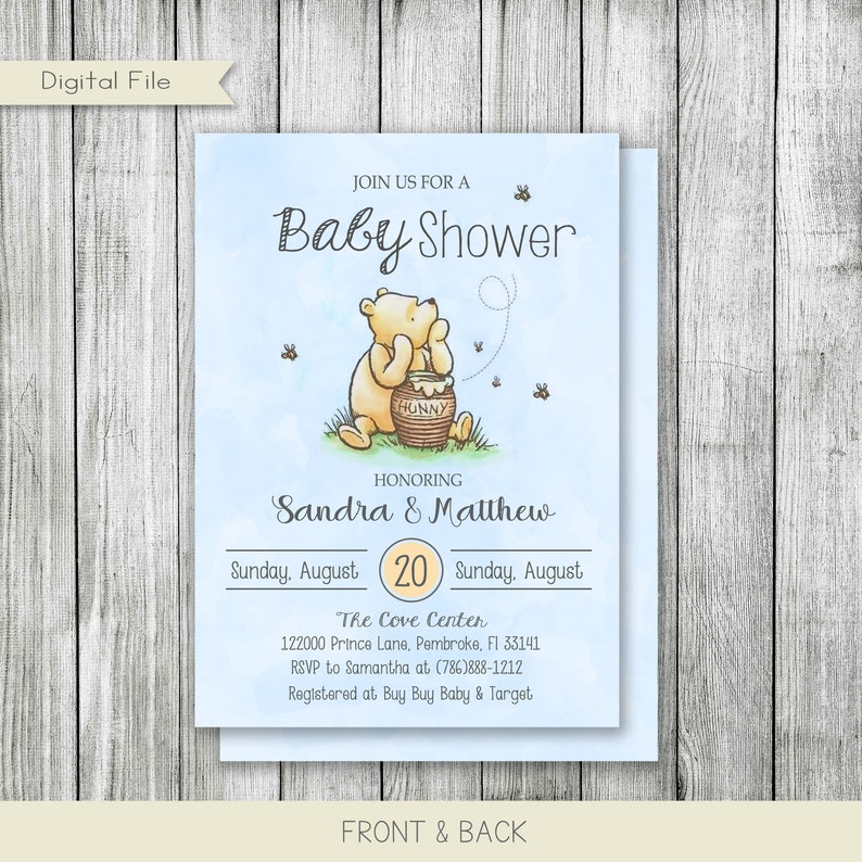 Pu&ograve; includere: Un invito a una festa di benvenuto per il bambino a tema Winnie the Pooh con uno sfondo blu e un effetto acquerello. L'invito presenta Winnie the Pooh che tiene un barattolo di miele con le api che volano intorno a lui. Il testo sull'invito recita "Join us for a Baby Shower Honoring Sandra & Matthew Sunday, August 20 Sunday, August The Cove Center 122000 Prince Lane, Pembroke, FL 33141 RSVP to Samantha at (786)888-1212 Registered at Buy Buy Baby & Target"