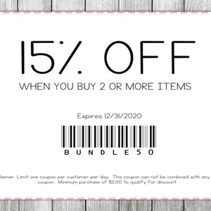 Pu&ograve; includere: Un coupon bianco con testo nero che dice "15% DI SCONTO ALL'ACQUISTO DI 2 O PI&Ugrave; ARTICOLI". Il coupon dice anche "Scade il 12/31/2020" e ha un codice a barre che dice "BUNDLE 50". Il coupon ha una clausola di esclusione di responsabilit&agrave; che dice "Limite di un coupon per cliente al giorno. Questo coupon non pu&ograve; essere combinato con altri coupon. Acquisto minimo di 5,00 &euro; per qualificarsi per lo sconto."