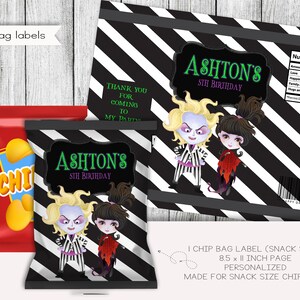 Puede incluir: Dos etiquetas imprimibles para bolsas de patatas fritas con un fondo a rayas blanco y negro y una pancarta verde y blanca "Ashton's 5th Birthday". Las etiquetas presentan personajes de dibujos animados de la familia Addams, Wednesday y Gomez, en blanco y negro con acentos rojos. Las etiquetas miden 8,5 x 11 pulgadas y están hechas para bolsas de patatas fritas de tamaño snack.
