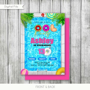 Può includere: Invito a una festa in piscina con una piscina blu, giocattoli gonfiabili per piscina colorati e il testo "Unisciti a noi per una festa in piscina Ashley compie 13 anni". L'invito include anche la data, l'ora e l'indirizzo della festa.