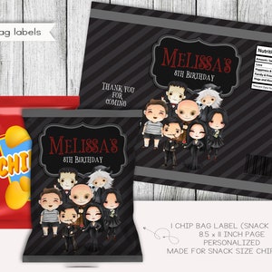 Puede incluir: Dos etiquetas imprimibles para bolsas de patatas fritas con una ilustración en blanco y negro de una familia de personajes de dibujos animados. Las etiquetas están diseñadas para una fiesta de cumpleaños con el texto "Melissa's 8th Birthday".