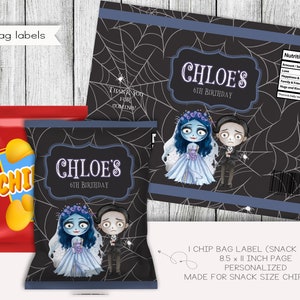 Puede incluir: Dos etiquetas imprimibles para bolsas de patatas fritas con un diseño de telaraña en blanco y negro y una pareja de dibujos animados en el centro. El texto de las etiquetas dice "Chloe's 6th Birthday".