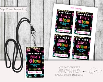Puede incluir: Un cordón negro con un inserto de pase VIP de color rosa neón, amarillo y azul para la fiesta de brillo del 9º cumpleaños de Ellie. El pase tiene un fondo negro con estrellas de neón y el texto "VIP Pass Ellie's Glow 9th Birthday Party".