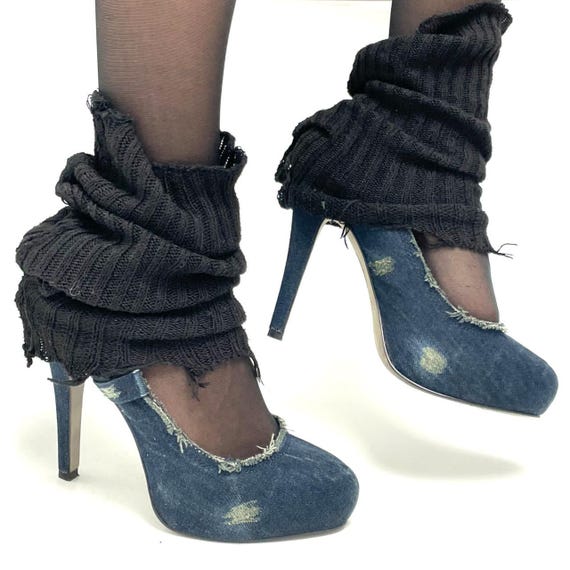 Décolleté con tacco alto in denim usurato e sfilacciato urban chic