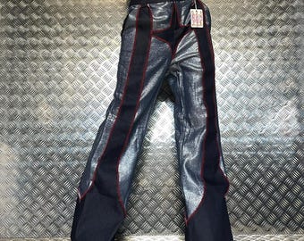 Vaqueros acampanados con parches brillantes