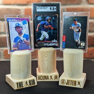 Affichage personnalisé de cartes de batte de baseball en bois gravé - Affichez fièrement vos précieuses cartes sur une plate-forme personnalisée en bois massif - Convient à tous les cas!