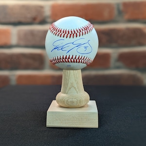 Spersonalizowany grawerowany stojak na piłki baseballowe wykonany z prawdziwego kija baseballowego - Z dumą eksponuj cenne piłki baseballowe na spersonalizowanej platformie z litego drewna!