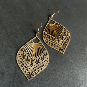 Earrings gold-colored gold women's feather leaf hanging earrings hanging earrings earrings 8 cm Golden Beauty image 3