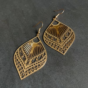 Earrings gold-colored gold women's feather leaf hanging earrings hanging earrings earrings 8 cm Golden Beauty image 1