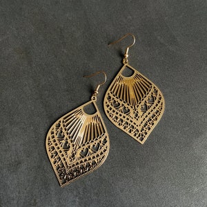 Earrings gold-colored gold ladies feather leaf hanging earrings hanging earrings earrings 8 cm gift idea Golden Beauty image 1