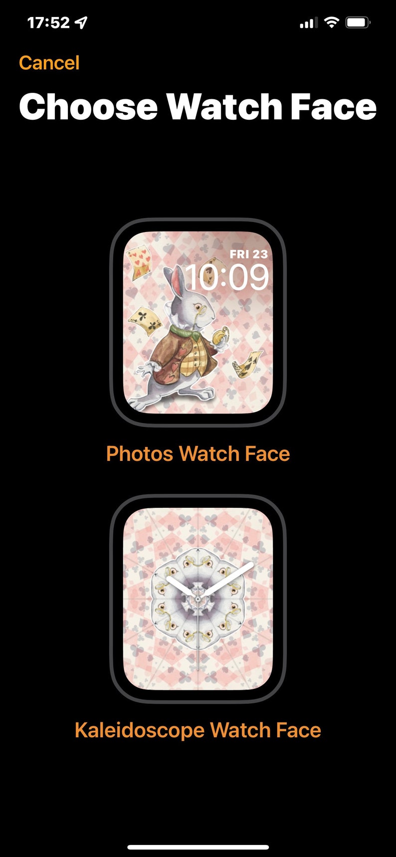 Puede incluir: Una captura de pantalla de la interfaz de un Apple Watch que muestra dos opciones de esfera de reloj. La primera opci&oacute;n es una esfera de reloj de foto con un conejo blanco que lleva un chaleco y sostiene un reloj de bolsillo. La segunda opci&oacute;n es una esfera de reloj de caleidoscopio con un patr&oacute;n rosa y blanco.
