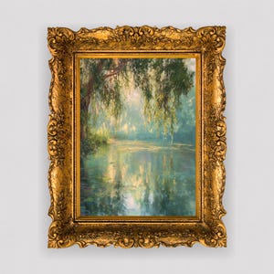 Puede incluir: Pintura al óleo de un sereno paisaje acuático con un sauce llorón, enmarcada en un marco dorado ornamentado de estilo barroco. La obra de arte representa una escena tranquila con colores suaves y apagados de verde, azul y dorado, creando una sensación de paz y belleza natural.