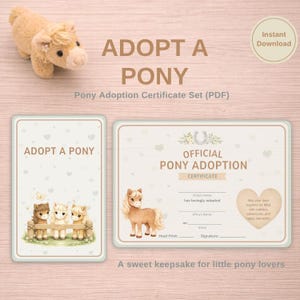 Könnte beinhalten: Ein beiges Plüsch-Pony und ein druckbares Pony-Adoptionszertifikat-Set. Das Zertifikat zeigt eine braune Pony-Illustration, eine Herzform und Text, einschließlich ADOPT A PONY, OFFICIAL PONY ADOPTION CERTIFICATE und Leerzeilen für Namen.