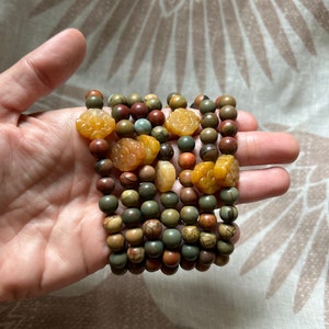 Höstarmband med jaspis och snidad gul jadeblomma 18 cm