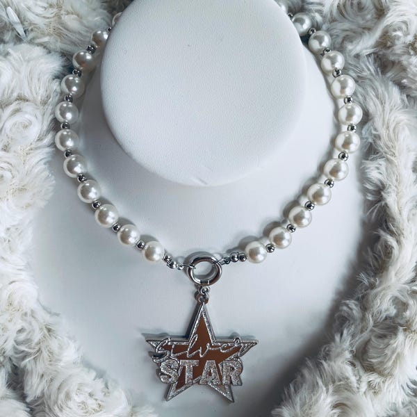 Collar de perlas con estrellas plateadas alineadas