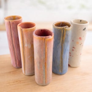 Vase en céramique avec tige de fleur, poterie faite main, vases colorés, cadeaux de poterie uniques, composition florale ikebana