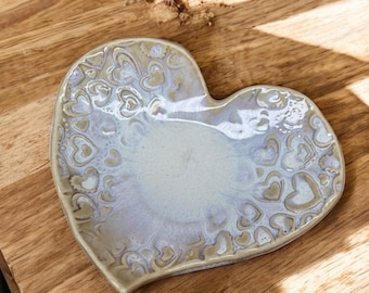 Plat en grès fait main en forme de coeur - petit repose-cuillère, porte-bague