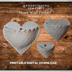 Könnte beinhalten: Drei herzförmige Wandtaschen in verschiedenen Größen, jede mit einer strukturierten Oberfläche und einem kleinen Loch zum Aufhängen. Die Taschen sind hellgrau und weisen Blumen- oder Blättermuster auf. Der Text lautet: "HANDBUILDING TEMPLATE Heart Wall Pockets IN 3 SIZES PRINTABLE DIGITAL DOWNLOAD."