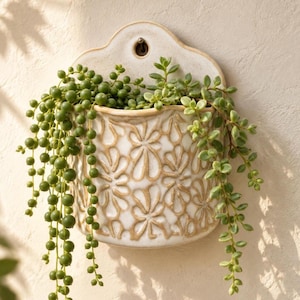 Väggkruka i stengods med vit blommig design, handgjord väggkruka i keramik, bohemisk suckulentkruka, luftkruka, inflyttningspresent.