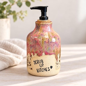 Distributeur de savon en céramique humoristique – Lavez-vous les filles ! Pompe à savon et lotion en céramique bleue, décoration de salle de bain irrévérencieuse, cadeau de pendaison de crémaillère original.